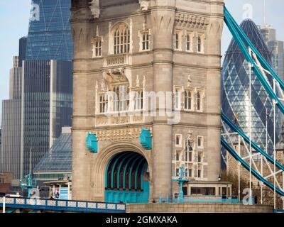 Le Tower Bridge, présenté ici le matin d'hiver, est un pont suspendu très apprécié situé au cœur de Londres. Cette pièce ornée d'un ar victorien Banque D'Images