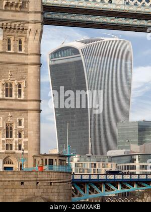 Contrastes- Tower Bridge et le Walkie Talkie. Tower Bridge, montré ici un beau matin d'hiver, est un pont suspendu très apprécié situé dans le He Banque D'Images