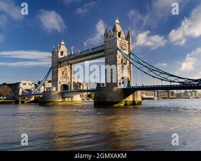 Le Tower Bridge, présenté ici le matin d'hiver, est un pont suspendu très apprécié situé au cœur de Londres. Cette pièce ornée d'un ar victorien Banque D'Images