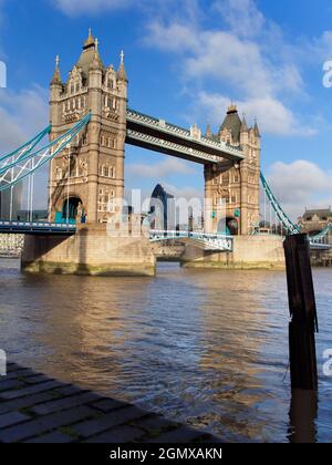 Le Tower Bridge, présenté ici le matin d'hiver, est un pont suspendu très apprécié situé au cœur de Londres. Cette pièce ornée d'un ar victorien Banque D'Images