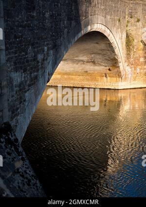 Abingdon, Angleterre - 21 avril 2020; pas de personnes en vue. Abingdon prétend être la plus ancienne ville d'Angleterre. C'est son célèbre pont de pierre médiéval, Banque D'Images