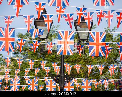 Oxford, Oxfordshire, Royaume-Uni - 2010 ; mettez les drapeaux dehors! Exposition patriotique des drapeaux de l'Union le jour de St George. Vu dans Ebbes Street, Oxford. Banque D'Images
