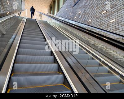 Oxford, Angleterre - 7 mars 2018 ; une personne sur l'escalier roulant Westgate est une nouvelle zone commerçante du centre-ville d'Oxford, en Angleterre. Ouvert en octobre 2017, il est Banque D'Images
