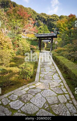 Kyoto, Japon - 4 novembre 2005 ; Un jardin japonais classique à Tofuku-ji, Kyoto. En fait, les concepts de conception et d'esthétique vus ici sont de très près bas Banque D'Images