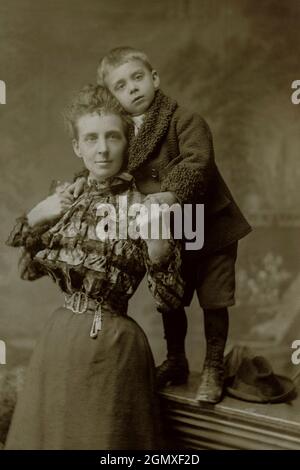 Une mère à taille guêpe et son fils en Irlande à la fin des années 1800, par le photographe M. Lennon de South Richmond Street, Dublin. Banque D'Images