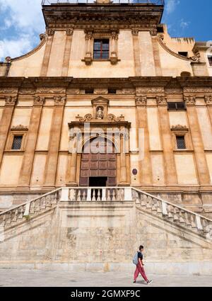 Palerme, Sicile, Italie - 23 septembre 2019 Une femme en vue, marchant passé. L'église Sainte-Catherine (Santa Caterina) est une église historique Banque D'Images