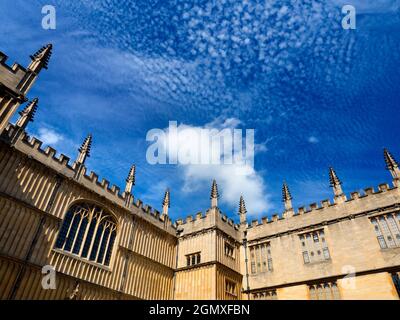 Oxford, Angleterre - 25 août 2017 Un magnifique ciel altocumulus de maquereau au-dessus de la célèbre bibliothèque Bodleian d'Oxford. La bibliothèque historique Bodleian est Banque D'Images