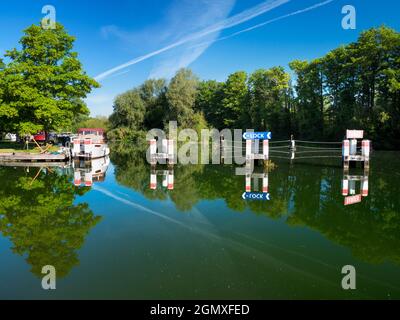 Abingdon à Oxfordshire, Angleterre - 20 mai 2019 ; personne dans la balle. Une scène intemporelle à Abingdon écluse les portes d'une belle matinée d'été ; ces pittoresques loci Banque D'Images