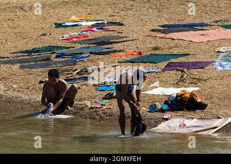 Inn Thein, Myanmar - 2 février 2013; une scène intemporelle de femmes, d'enfants et de washday au bord de la rivière dans un village Intha dans le centre du Myanmar. Il est probablement Banque D'Images