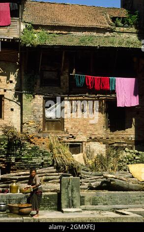 Baktapur, Népal - 12 octobre 1984 Baktapur est une ancienne ville historique de la vallée de Katmandou, située à 8 km à l'est de la capitale. Lorsque je me suis rendu sur le site Banque D'Images