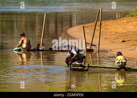 Inn Thein, Myanmar - 2 février 2013; une scène intemporelle de femmes, d'enfants et de washday au bord de la rivière dans un village Intha dans le centre du Myanmar. Il est probablement Banque D'Images