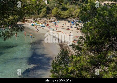 Cala Santanyi, Espagne; septembre 11 2021: Vue générale de la plage de Cala Santanyi sur l'île de Majorque, avec des baigneurs sur le sable et dans le Mediterran Banque D'Images