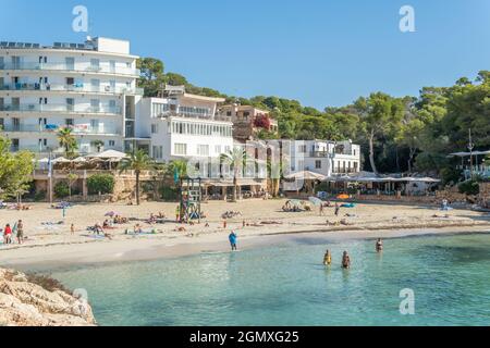 Cala Santanyi, Espagne; septembre 11 2021: Vue générale de la plage de Cala Santanyi sur l'île de Majorque, avec des baigneurs sur le sable et dans le Mediterran Banque D'Images