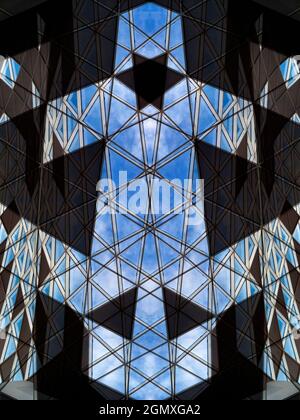 Regardant vers le haut, l'intérieur du Westfield Shopping Centre, Londres 2 Banque D'Images