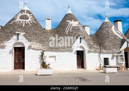 Alberobello, Italie - 10 avril 2018 Albeloberro est une petite ville proche de Bari, dans le sud de l'Italie. Sa principale revendication de gloire sont ses trulli minuscules et uniques Banque D'Images