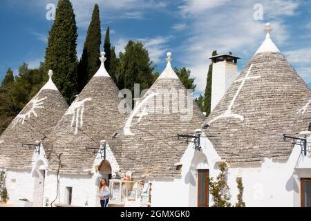 Alberobello, Italie - 10 avril 2018 ; une femme en balle. Albeloberro est une petite ville proche de Bari, dans le sud de l'Italie. Sa principale revendication de gloire est son étain Banque D'Images