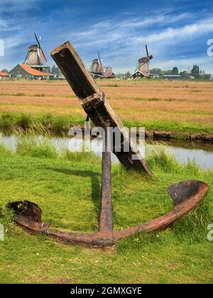 Zaanse Schans, pays-Bas - 27 mai 2016 ; beaucoup (minuscules) de personnes en vue. Zaanse Schans est un quartier de Zaandam, près de Zaandijk aux pays-Bas Banque D'Images