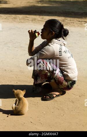 Mingun, Myanmar - 26 janvier 2013 Mingun, célèbre pour sa grande cloche, est le genre d'endroit endormi où il est tout à fait normal de voir une femme s'asseoir au milieu Banque D'Images