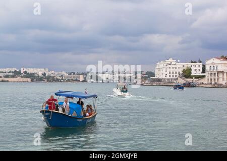 Sébastopol, Crimée, Russie - 28 juillet 2020 : yachts d'excursion dans la baie de l'Artillerie de la ville de Sébastopol, Crimée Banque D'Images
