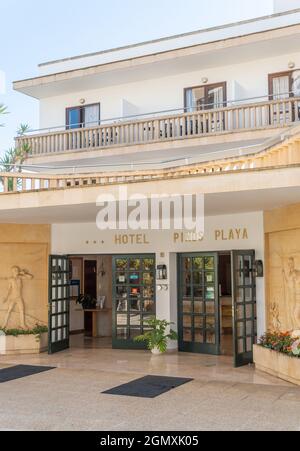 Cala Santanyi, Espagne; septembre 11 2021: Entrée principale de l'hôtel Pinos Playa dans la station touristique Majorcan de Cala Santanyi, Espagne Banque D'Images