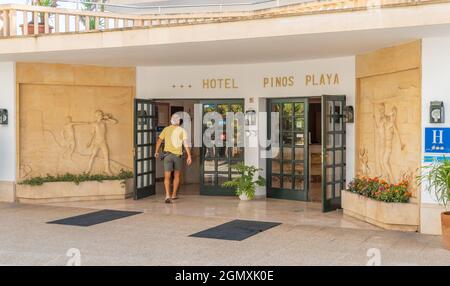 Cala Santanyi, Espagne; septembre 11 2021: Entrée principale de l'hôtel Pinos Playa dans la station touristique Majorcan de Cala Santanyi, Espagne Banque D'Images