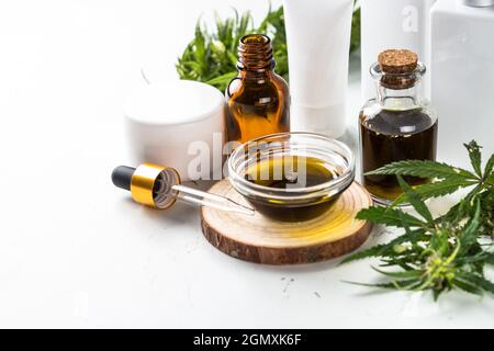 Produits cosmétiques de cannabis sur fond blanc gros plan. Banque D'Images