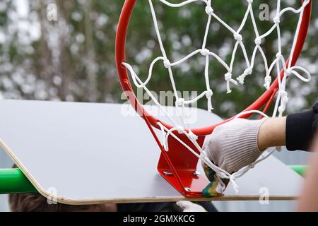 Photo de l'installation de l'anneau de basket-ball par temps nuageux en été Banque D'Images