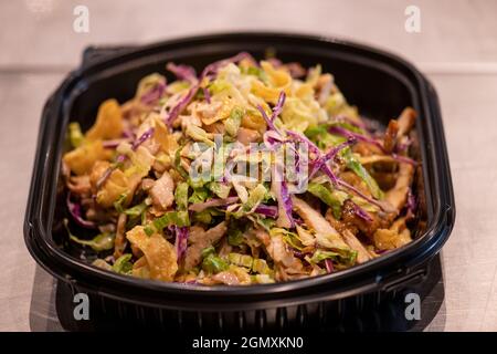 Pâtes penne à la sauce tomate et fromage décorées avec du basilic sur un fond de bois, vue du dessus Banque D'Images