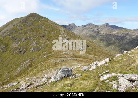 Buachaville Etive Beag, Glen COE, Scottish Highlands vue vers Stob Dubh de l'assentiment de Stob Coire Raineach Banque D'Images