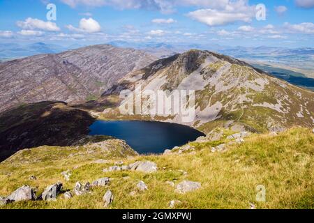 Llyn Hywel au-dessous de Rhinog Fach de y Llettr avec Rhinog Fawr au-delà dans le sud du parc national de Snowdonia en été. Nantcol, Gwynedd, nord du pays de Galles, Royaume-Uni Banque D'Images