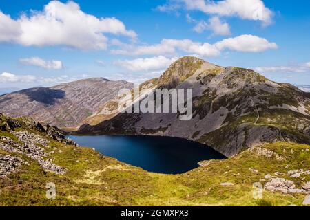 Llyn Hywel lac au-dessous de Rhinog Fach de y Llettr avec Rhinog Fawr au-delà dans le sud du parc national de Snowdonia. Nantcol, Gwynedd, nord du pays de Galles, Royaume-Uni Banque D'Images