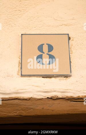 Gros plan du numéro huit sur le mur de pierre Banque D'Images