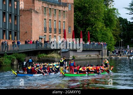 Course de bateaux-dragons sur la rivière Avon, Stratford-upon-Avon, Warwickshire, Angleterre, Royaume-Uni Banque D'Images