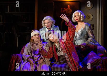 l-r: Rose Wardlaw (Edith), (arrière) Lisa Dillon (Ruth Condomine), Jennifer Saunders (Madame Arcati), Madeleine Mantock (Elvira) dans L'ESPRIT BLITHE par Noel Coward ouverture au Harold Pinter Theatre, Londres SW1 le 21/09/2021 a Theatre Royal Bath design de production: Anthony Ward éclairage: Howard Harrison réalisateur: Richard Eyre Banque D'Images