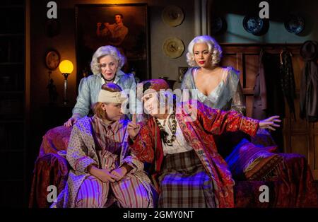 Avant, l-r: Rose Wardlaw (Edith), Jennifer Saunders (Madame Arcati) arrière: Lisa Dillon (Ruth Condomine), Madeleine Mantock (Elvira) dans L'ESPRIT BLITHE par Noel Coward ouverture au Harold Pinter Theatre, Londres SW1 le 21/09/2021 a Theatre Royal Bath conception de production: Anthony Ward éclairage: Howard Harrison réalisateur: Richard Eyre Banque D'Images