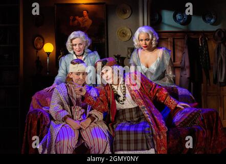 Avant, l-r: Rose Wardlaw (Edith), Jennifer Saunders (Madame Arcati) arrière: Lisa Dillon (Ruth Condomine), Madeleine Mantock (Elvira) dans L'ESPRIT BLITHE par Noel Coward ouverture au Harold Pinter Theatre, Londres SW1 le 21/09/2021 a Theatre Royal Bath conception de production: Anthony Ward éclairage: Howard Harrison réalisateur: Richard Eyre Banque D'Images