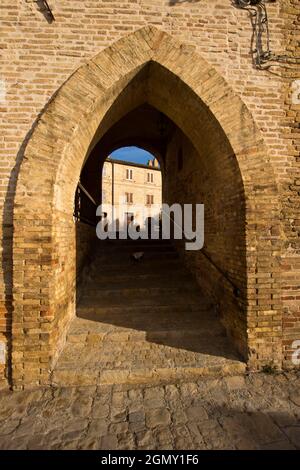 Village, Vieux Château, entrée à Piazza Castello, Moresco, Fermo, Marche, Italie, Europe Banque D'Images