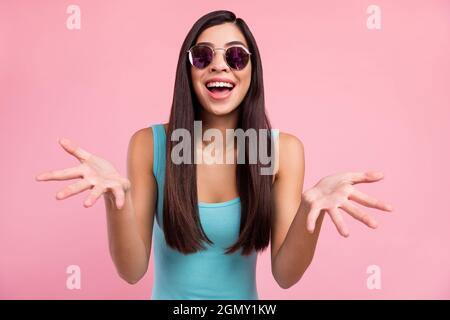 Photo de hooray brunette hairdo millennium femme porter des lunettes bleu haut isolé sur fond rose couleur Banque D'Images