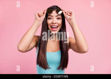 Photo de drôles brunette Hairdo millénaire dame look porter des lunettes bleu haut isolé sur fond de couleur rose Banque D'Images