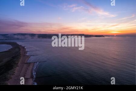 Photographie de drone - lever du soleil sur Exmouth et Dawlish Warren Beach, Devon, Angleterre, Europe Banque D'Images