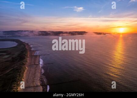 Photographie de drone - lever du soleil sur Exmouth et Dawlish Warren Beach, Devon, Angleterre, Europe Banque D'Images