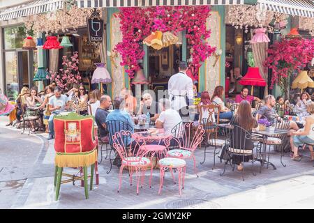 Bar et terrasses de cafés dans le quartier de Plaka, Athènes, Grèce, Europe, Banque D'Images