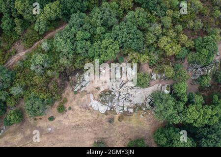 Vue aérienne du sanctuaire rupestre préhistorique de Beglik Tash situé sur la côte sud de la mer Noire en Bulgarie Banque D'Images