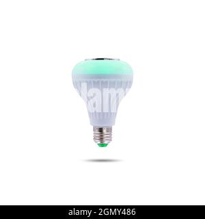 Plafonnier LED multicolore clignotant avec haut-parleur sans fil intégré isolé sur fond blanc. Banque D'Images