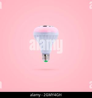 Lampe LED à économie d'énergie de couleur rose, 230 v, haut-parleurs sans fil intégrés isolés sur fond rose pastel. Banque D'Images