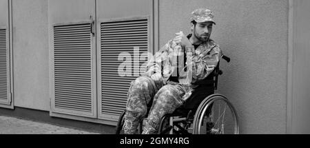 jeune soldat handicapé assis en fauteuil roulant avec une bouteille d'alcool à l'extérieur, bannière Banque D'Images