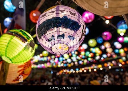 Hong Kong, Chine. 20 septembre 2021. Vue sur les lanternes et les décorations lumineuses mises en place pour le festival de la mi-automne. Tai O, un petit village de pêcheurs de Hong Kong, décorera chaque année la région avec des lumières et des lanternes. Également connu sous le nom de Moon Festival ou Mooncake Festival, il s'agit d'un festival chinois traditionnel largement célébré en Asie de l'est et du Sud-est. Crédit : SOPA Images Limited/Alamy Live News Banque D'Images