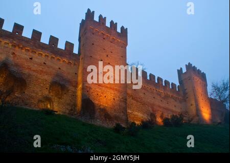 Forteresse, village médiéval de nuit, Gradara, Pesaro, Marche, Italie Banque D'Images