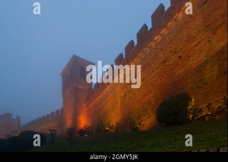 Forteresse, village médiéval de nuit, Gradara, Pesaro, Marche, Italie Banque D'Images