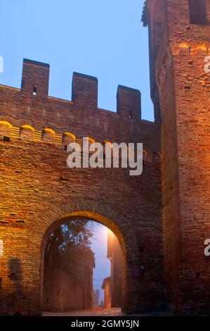 Forteresse, village médiéval de nuit, Gradara, Pesaro, Marche, Italie Banque D'Images